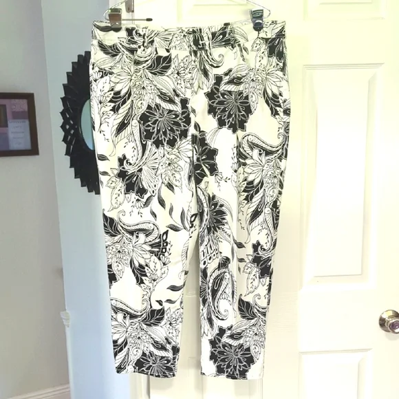 Chico's Sateen Palm Springs Floral Platinum Crop Pants Size 3 or 16 - Picture 1 of 9